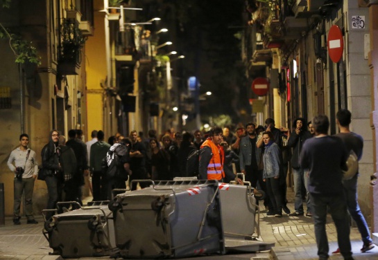 Varios manifestantes han bloqueado esta noche con contenedores calles del barrio barcelonés de Gracia Varios manifestantes han bloqueado esta noche con contenedores calles del barrio barcelonés de Gracia