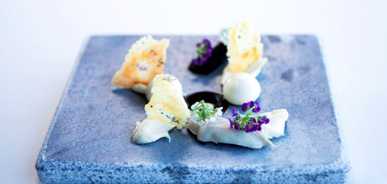 Uno de los últimos platos de Azurmendi es el de codorniz con olivas negras y tres quesos vascos en tres texturas. Uno de los últimos platos de Azurmendi es el de codorniz con olivas negras y tres quesos vascos en tres texturas.