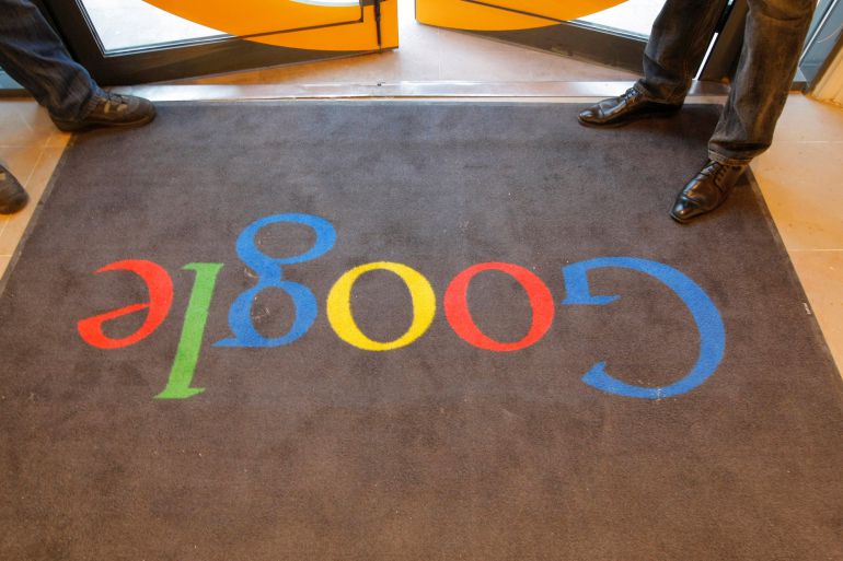 Alfombra con el logo de Google en la entrada de la sede de Google Francia. Alfombra con el logo de Google en la entrada de la sede de Google Francia.