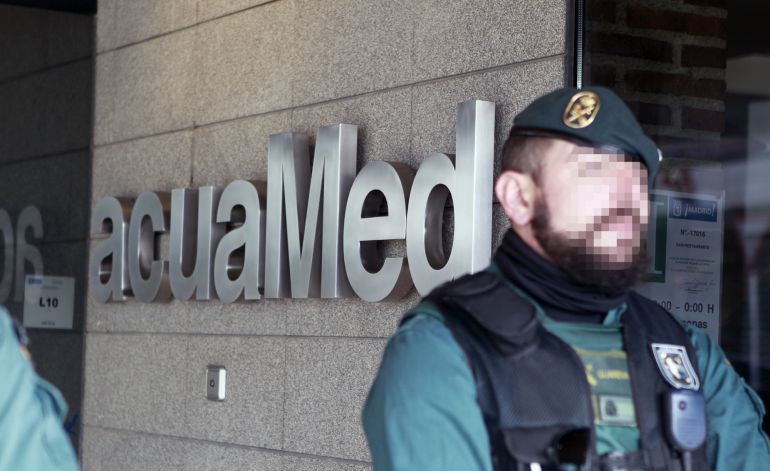 La Guardia Civil, durante el registro de la sede de la empresa Aguas de las Cuencas Mediterráneas (Acuamed), dependiente del Ministerio de Agricultura y Medio Ambiente, por posibles irregularidades en su contratación. La Guardia Civil, durante el registro de la sede de la empresa Aguas de las Cuencas Mediterráneas (Acuamed), dependiente del Ministerio de Agricultura y Medio Ambiente, por posibles irregularidades en su contratación.