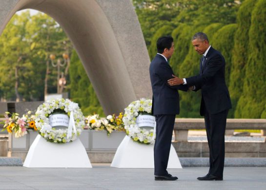 El presidente de EEUU Barack Obama estrecha la mano al primer ministro japonés Shinzo Abe. El presidente de EEUU Barack Obama estrecha la mano al primer ministro japonés Shinzo Abe.