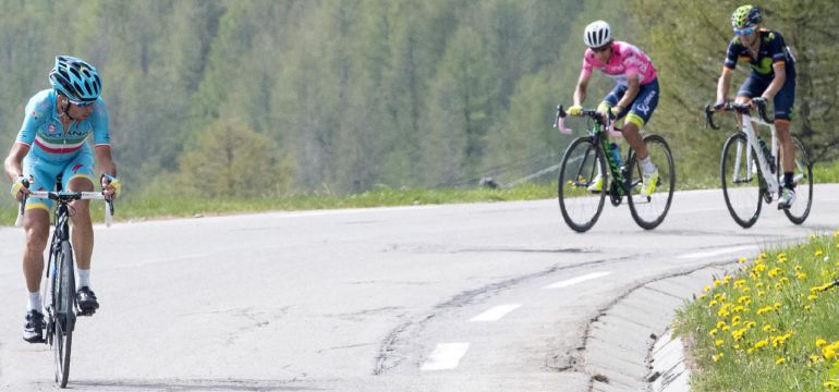 Vincenzo Nibali, Esteban Chaves y Alejandro Valverde, en la penúltima etapa del Giro. Vincenzo Nibali, Esteban Chaves y Alejandro Valverde, en la penúltima etapa del Giro.