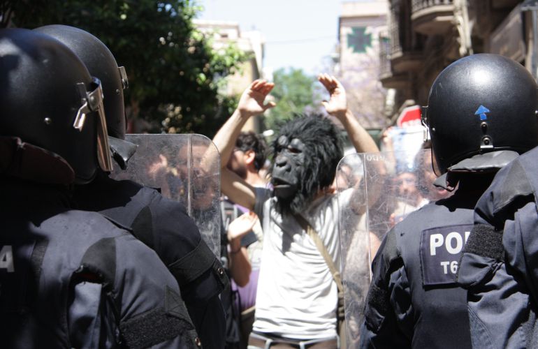 Los Mossos realizan pequeñas cargas en el banco okupado de Gràcia Los Mossos realizan pequeñas cargas en el banco okupado de Gràcia
