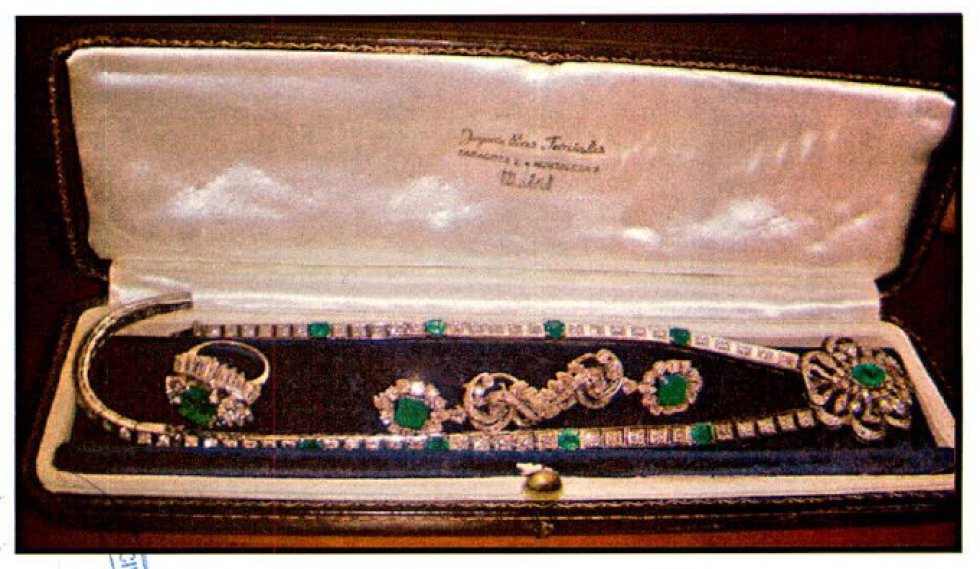 Juego de colgante, anillo y pendientes de la caja fuerte del Banco de Sabadell, propiedad de Miguel Trevor Langdon. Juego de colgante, anillo y pendientes de la caja fuerte del Banco de Sabadell, propiedad de Miguel Trevor Langdon.