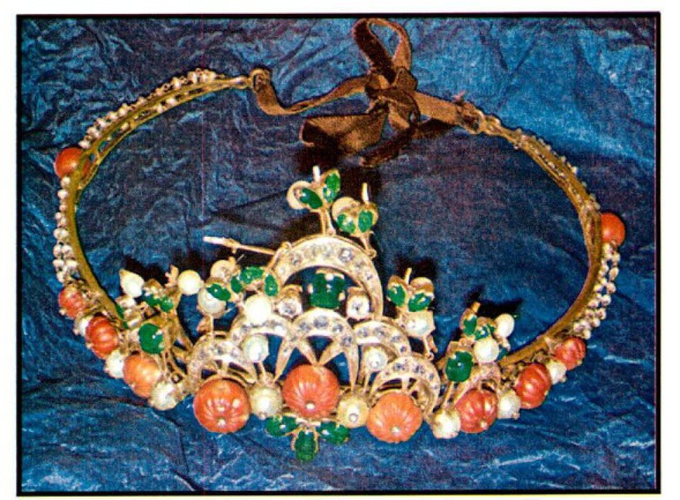 Tiara de piedras preciosas propiedad de Miguel Trevor Langdon. Tiara de piedras preciosas propiedad de Miguel Trevor Langdon.