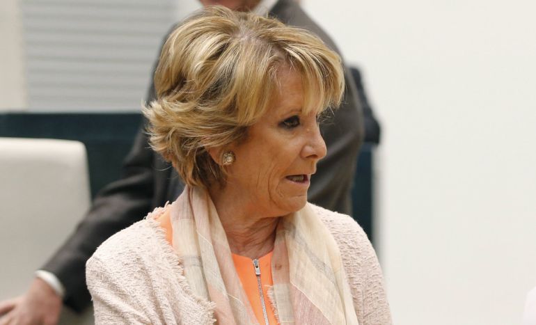 La presidenta del PP de Madrid, Esperanza Aguirre, conversa con su compañero de partido, José Luis Moreno antes del pleno del Ayuntamiento de Madrid La presidenta del PP de Madrid, Esperanza Aguirre, conversa con su compañero de partido, José Luis Moreno antes del pleno del Ayuntamiento de Madrid