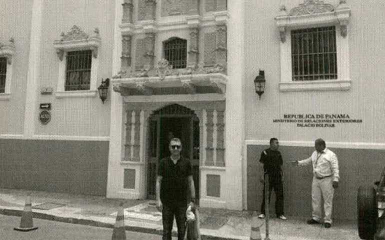Imagen, que aparece en el sumario de la Púnica, de Francisco Granados frente al Ministerio de Exteriores de Panamá durante su viaje en 2013 Imagen, que aparece en el sumario de la Púnica, de Francisco Granados frente al Ministerio de Exteriores de Panamá durante su viaje en 2013