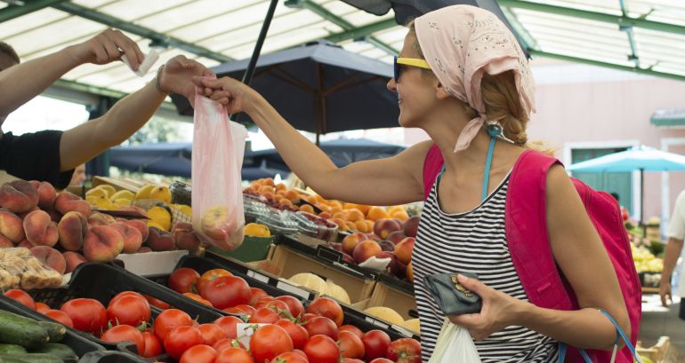 En Alemania es habitual que los consumidores lleven su propia bolsa de tela o de rafia a la hora de hacer la compra. En Alemania es habitual que los consumidores lleven su propia bolsa de tela o de rafia a la hora de hacer la compra.