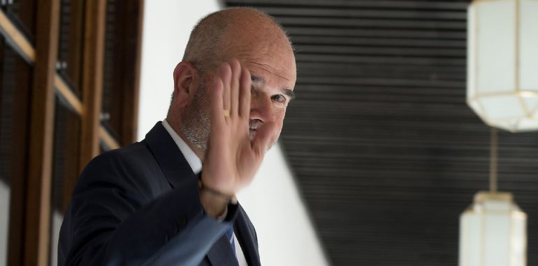 El expresidente de la Junta de Andalucía Manuel Chaves (c) tras su comparecencia ante la comisión de investigación del Parlamento andaluz. El expresidente de la Junta de Andalucía Manuel Chaves (c) tras su comparecencia ante la comisión de investigación del Parlamento andaluz.