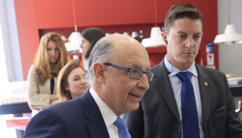 El ministro de Hacienda, Cristóbal Montoro, a su llegada a la cumbre anual del American Business Council, que ha tenido lugar en la Casa de América El ministro de Hacienda, Cristóbal Montoro, a su llegada a la cumbre anual del American Business Council, que ha tenido lugar en la Casa de América