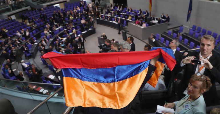 Una persona exhibe una bandera armenia en el Bundestag. Una persona exhibe una bandera armenia en el Bundestag.
