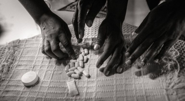 Varios personas cuentan pastillas antirretrovirales en Maputo, Mozambique Varios personas cuentan pastillas antirretrovirales en Maputo, Mozambique