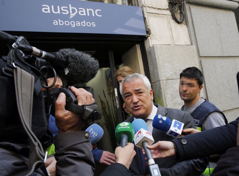 El presidente de la Asociación de Usuarios de Servicios Bancarios (Ausbanc), Luis Pineda (c), durante el registro por los agentes de la Policía Nacional a la sede de Ausbanc. El presidente de la Asociación de Usuarios de Servicios Bancarios (Ausbanc), Luis Pineda (c), durante el registro por los agentes de la Policía Nacional a la sede de Ausbanc.