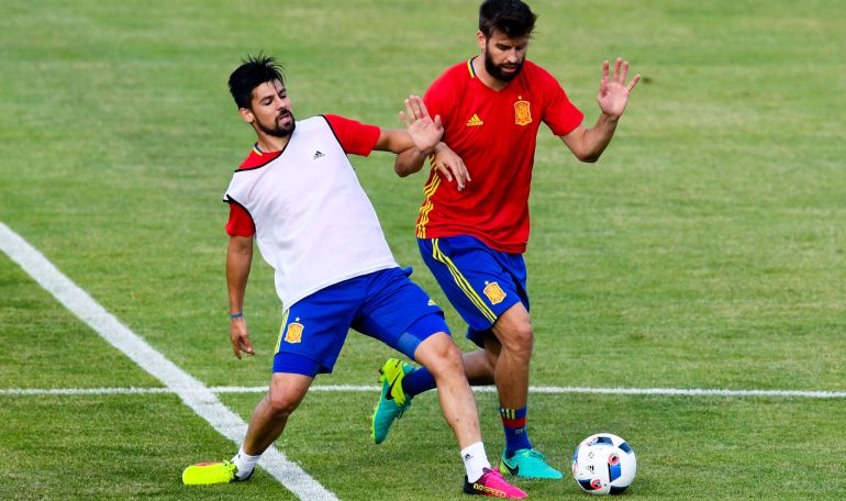 Nolito intenta robar un balón a Piqué en el entrenamiento Nolito intenta robar un balón a Piqué en el entrenamiento