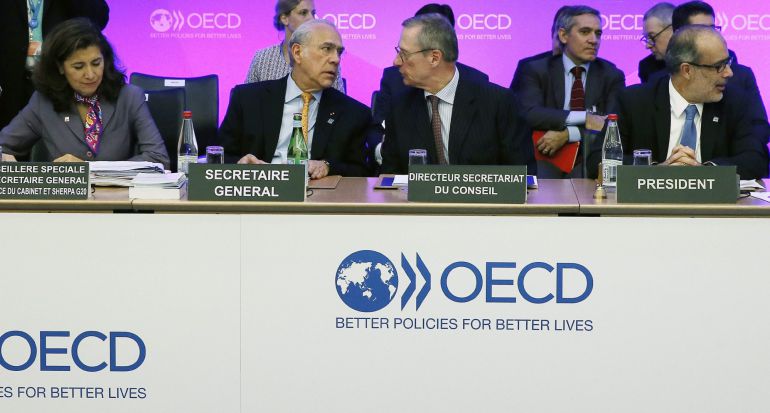 El secretario general de la OCDE, Jose Ángel Gurría junto a otros miembros de la institución. El secretario general de la OCDE, Jose Ángel Gurría junto a otros miembros de la institución.