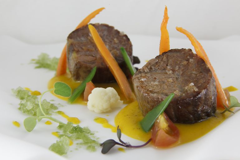 Atún en escabeche con verduras y granizado de pepino. Atún en escabeche con verduras y granizado de pepino.