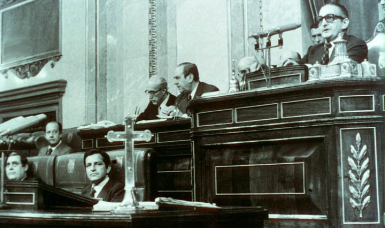 Adolfo Suárez, ya como presidente, en el pleno de la Reforma Política presidido por Torcuato Fernández Miranda. Adolfo Suárez, ya como presidente, en el pleno de la Reforma Política presidido por Torcuato Fernández Miranda.