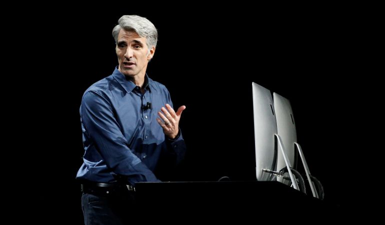 Craig Federighi, vicepresidente de software de Apple, presenta Siri en el ordenador Craig Federighi, vicepresidente de software de Apple, presenta Siri en el ordenador