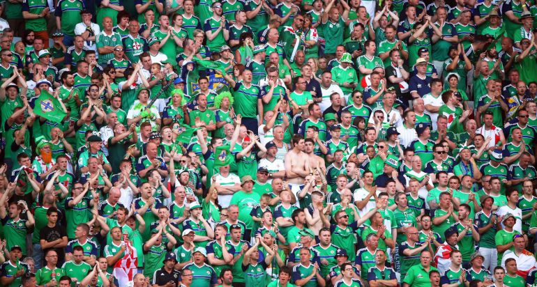 Los aficionados de Irlanda del Norte, en el debut de su equipo ante Polonia. Los aficionados de Irlanda del Norte, en el debut de su equipo ante Polonia.
