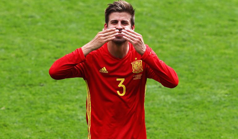 Piqué manda un beso a su mujer y a su hijo tras marcar el gol de España frente a República Checa Piqué manda un beso a su mujer y a su hijo tras marcar el gol de España frente a República Checa