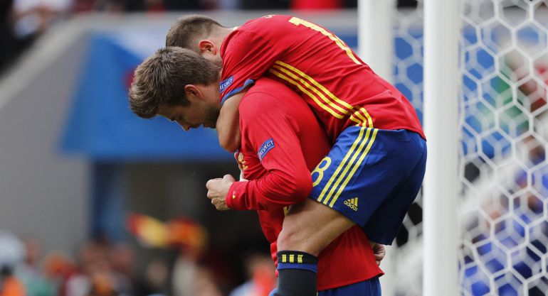Piqué y Jordi Alba celebran el tanto del central que dio la victoria a España Piqué y Jordi Alba celebran el tanto del central que dio la victoria a España