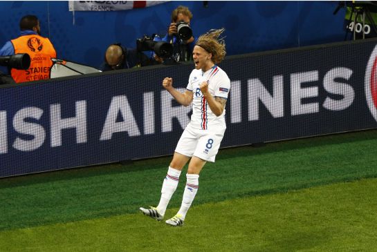 Bjarnason celebra el gol del empate de Islandia Bjarnason celebra el gol del empate de Islandia