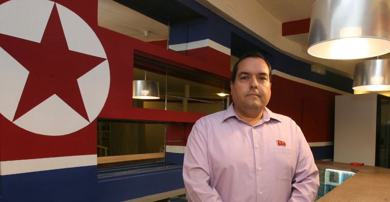 El supuesto 'embajador' de Corea del Norte en España, Alejandro Cao de Benós, detenido por la Guardia Civil por tráfico de armas prohibidas. El supuesto 'embajador' de Corea del Norte en España, Alejandro Cao de Benós, detenido por la Guardia Civil por tráfico de armas prohibidas.