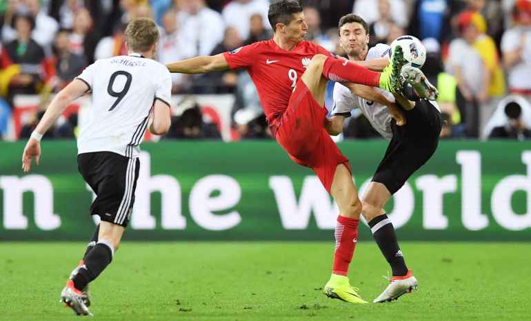 Robert Lewandowski, defendido por dos jugadores alemanes en el Alemania 0 - Polonia 0 de la Eurocopa 2016. Robert Lewandowski, defendido por dos jugadores alemanes en el Alemania 0 - Polonia 0 de la Eurocopa 2016.