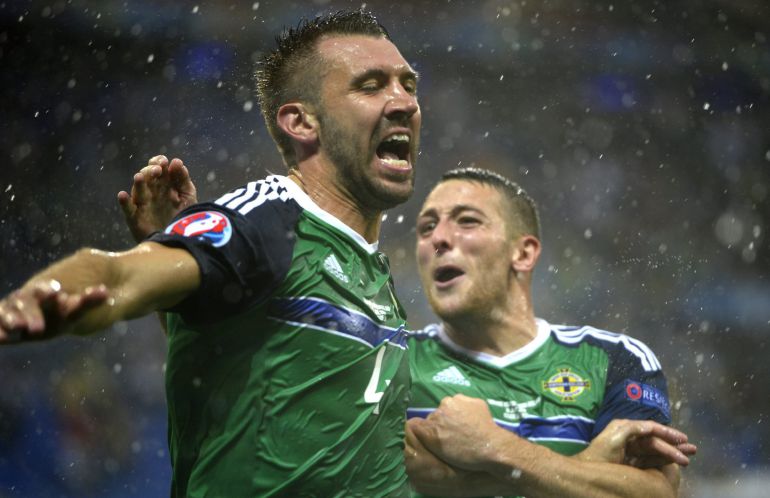 Gareth McAuley celebra el gol ante Ucrania Gareth McAuley celebra el gol ante Ucrania
