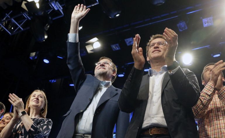 El presidente del Gobierno en funciones y candidato por el PP a la reelección, Mariano Rajoy, acompañado por el presidente de la Xunta, Alberto Núñez Feijóo. El presidente del Gobierno en funciones y candidato por el PP a la reelección, Mariano Rajoy, acompañado por el presidente de la Xunta, Alberto Núñez Feijóo.