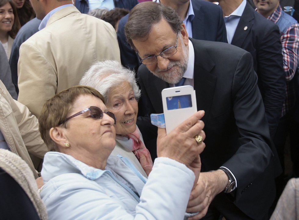 El líder del PP, Mariano Rajoy, se hace un 'selfie' con unas simpatizantes durante el acto electoral de su partido en Guadalajara. El líder del PP, Mariano Rajoy, se hace un 'selfie' con unas simpatizantes durante el acto electoral de su partido en Guadalajara.