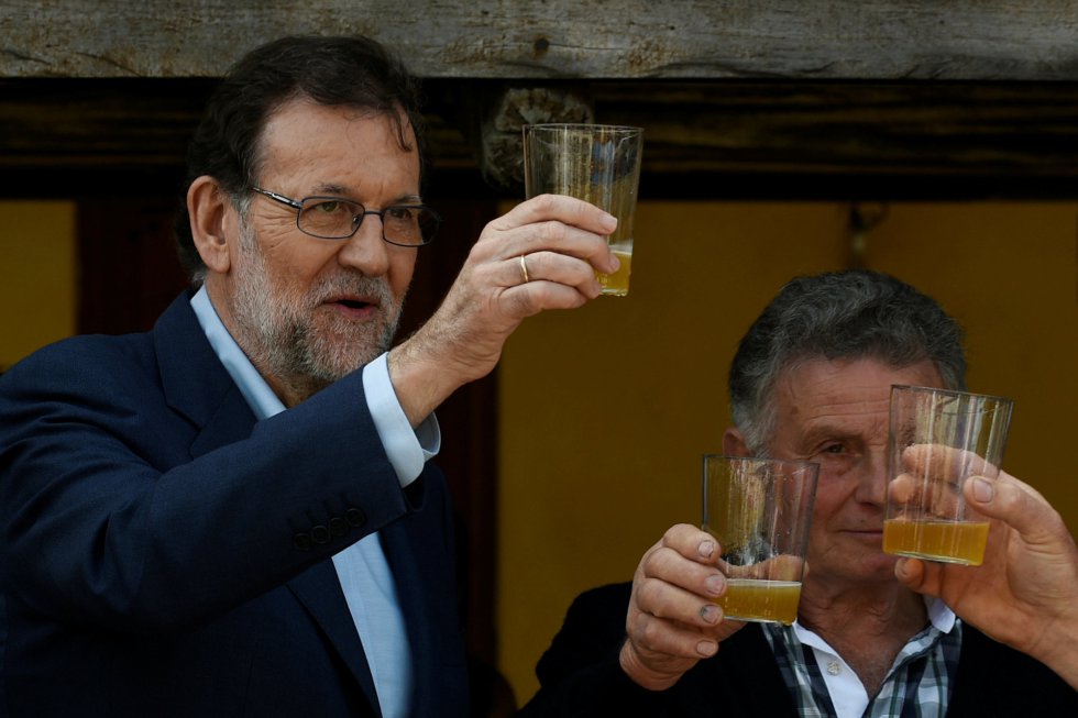 El líder del Partido Popular brinda con sidra en Asturias, durante su acampaña electoral. El líder del Partido Popular brinda con sidra en Asturias, durante su acampaña electoral.