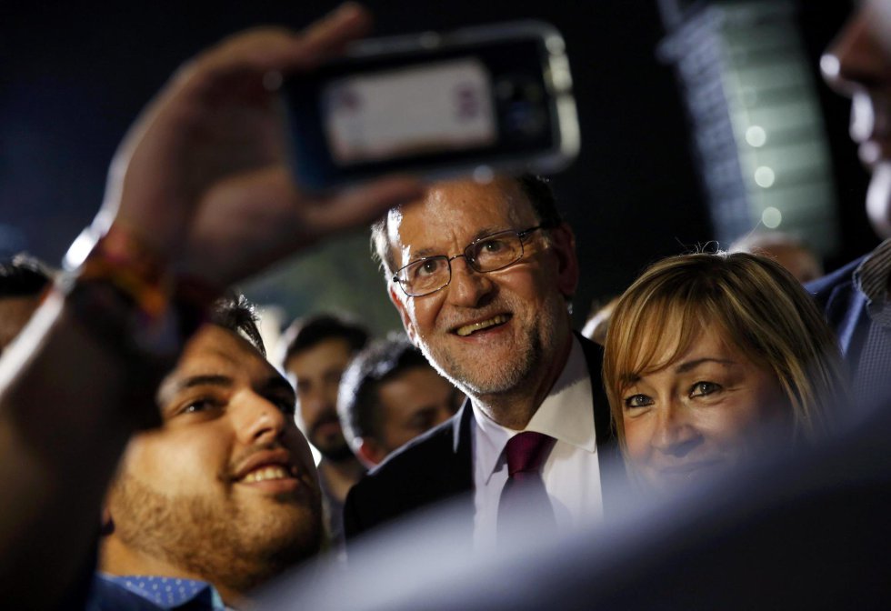 El presidente del Gobierno en funciones haciéndose un 'selfie' con simpatizantes de su partido. El presidente del Gobierno en funciones haciéndose un 'selfie' con simpatizantes de su partido.