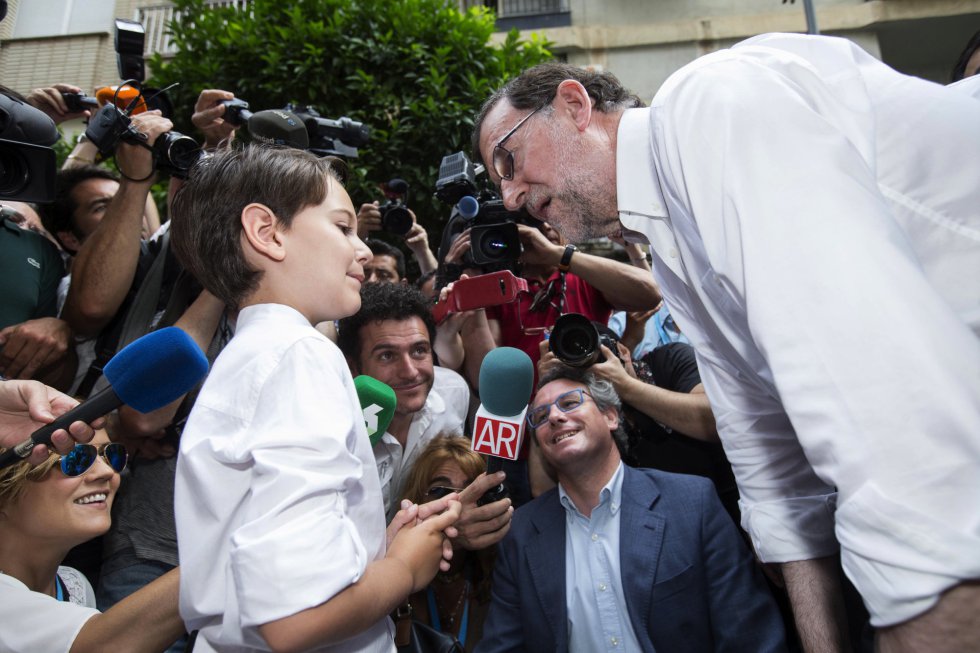 El líder del Partido Popular, Mariano Rajoy durante el encuentro que con el niño que participó en el programa de televisión de telecinco, '26-J Quiero Gobernar'. El líder del Partido Popular, Mariano Rajoy durante el encuentro que con el niño que participó en el programa de televisión de telecinco, '26-J Quiero Gobernar'.