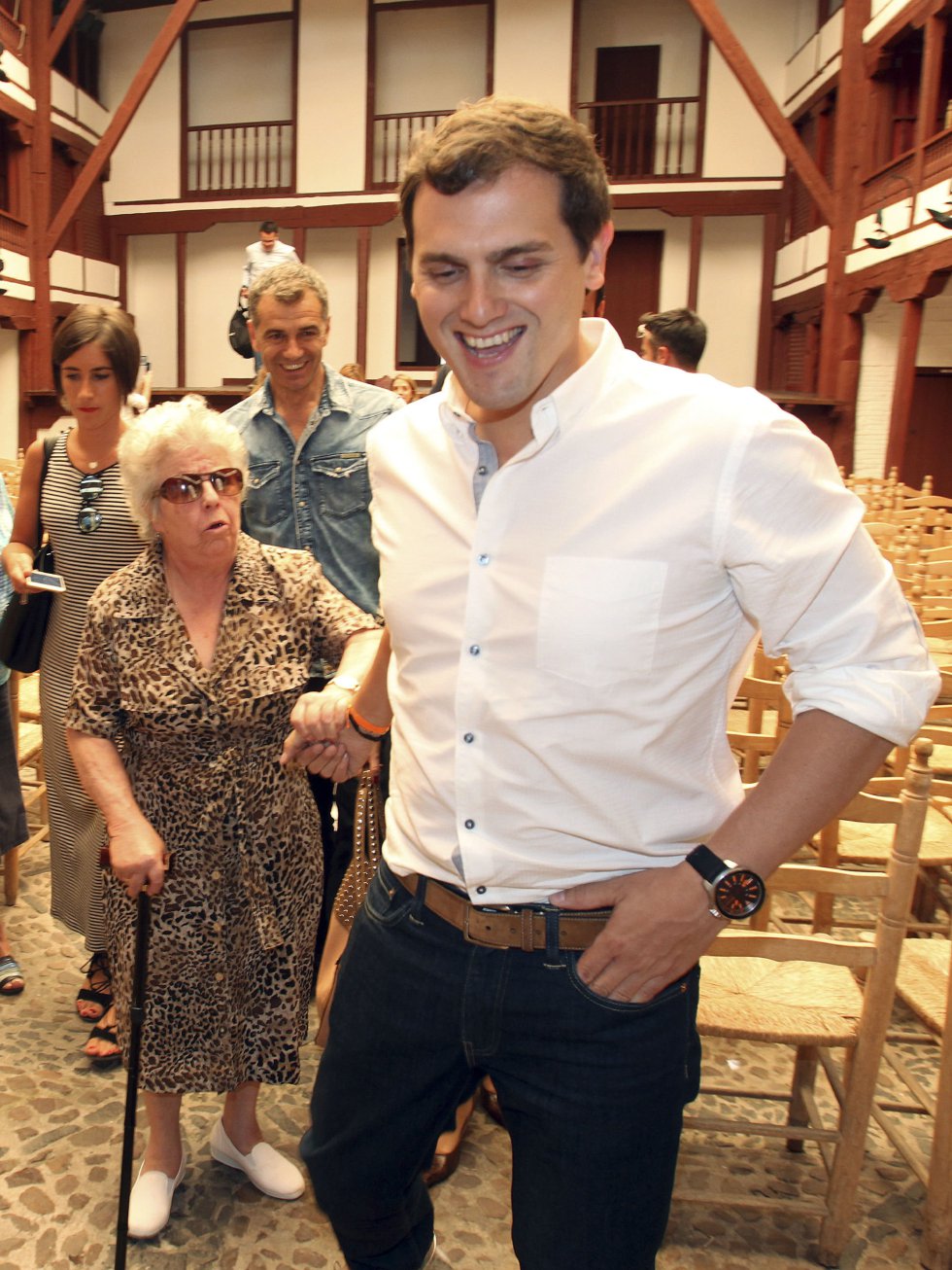 Una anciana coge de la mano al líder de Ciudadanos, Albert Rivera en el Corral de Comedias de Almagro. Una anciana coge de la mano al líder de Ciudadanos, Albert Rivera en el Corral de Comedias de Almagro.
