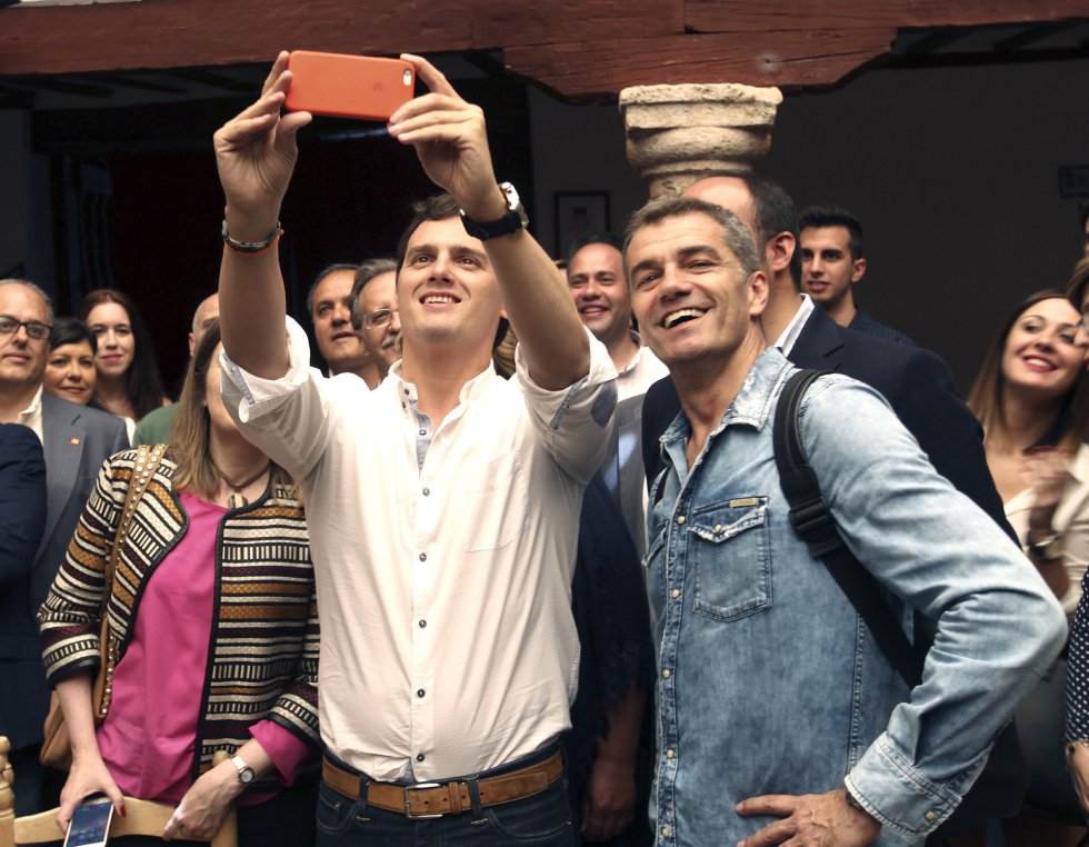 El líder de Ciudadanos, Albert Rivera, acompañado de Toni cantó, se hace un 'selfie' durante la visita a Almagro, en Ciudad Real. El líder de Ciudadanos, Albert Rivera, acompañado de Toni cantó, se hace un 'selfie' durante la visita a Almagro, en Ciudad Real.