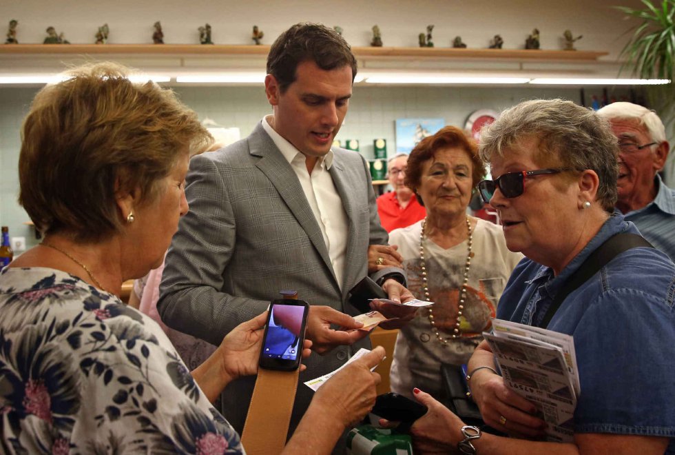 El candidato de la formación naranja, Albert Rivera, compra unos cupones de loteria durante su visita al Casal de Gent Gran Can Saladrigas en Barcelona. El candidato de la formación naranja, Albert Rivera, compra unos cupones de loteria durante su visita al Casal de Gent Gran Can Saladrigas en Barcelona.