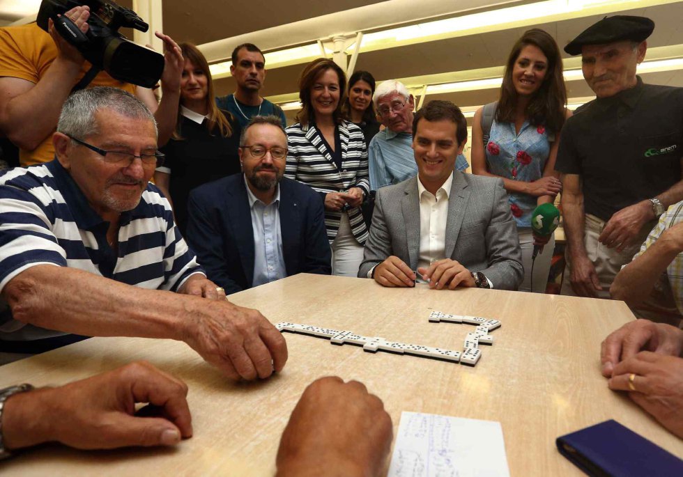 El candidato de Ciudadanos a presidente, Albert Rivera, juega una partida de dominó durante su visita al Casal de Gent Gran Can Saladrigas en Barcelona. El candidato de Ciudadanos a presidente, Albert Rivera, juega una partida de dominó durante su visita al Casal de Gent Gran Can Saladrigas en Barcelona.