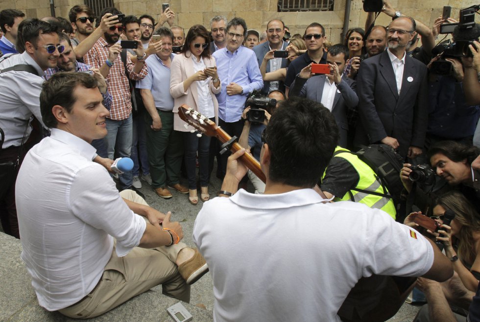 El presidente de Ciudadanos, Albert Rivera, durante un acto de campaña celebrado en Salamanca canta junto a un guitarrista. El presidente de Ciudadanos, Albert Rivera, durante un acto de campaña celebrado en Salamanca canta junto a un guitarrista.