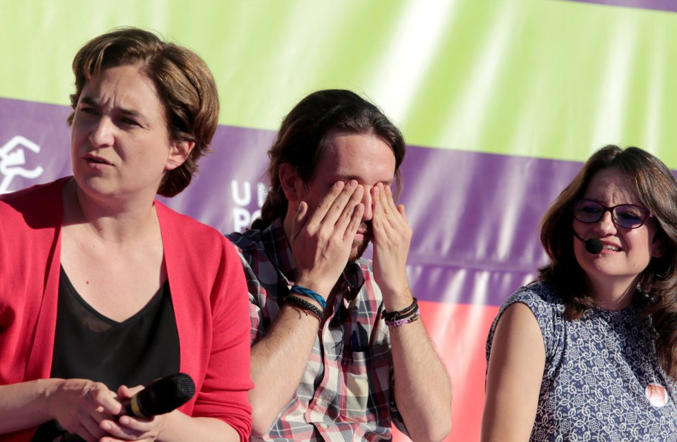 El líder de Unidos Podemos se tapa los ojos durante un mitin de su campaña electoral en Palma de Mallorca. El líder de Unidos Podemos se tapa los ojos durante un mitin de su campaña electoral en Palma de Mallorca.