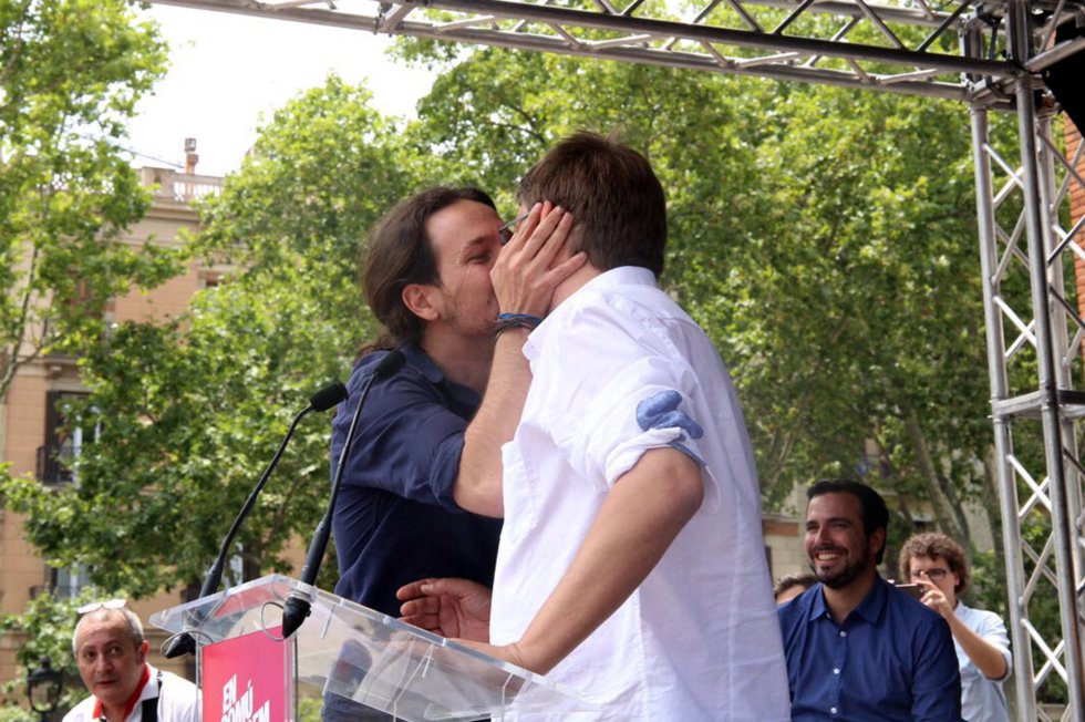 Pablo Iglesias y Xavier Domènech se dan un beso durante durante un mitin de su campaña. Pablo Iglesias y Xavier Domènech se dan un beso durante durante un mitin de su campaña.