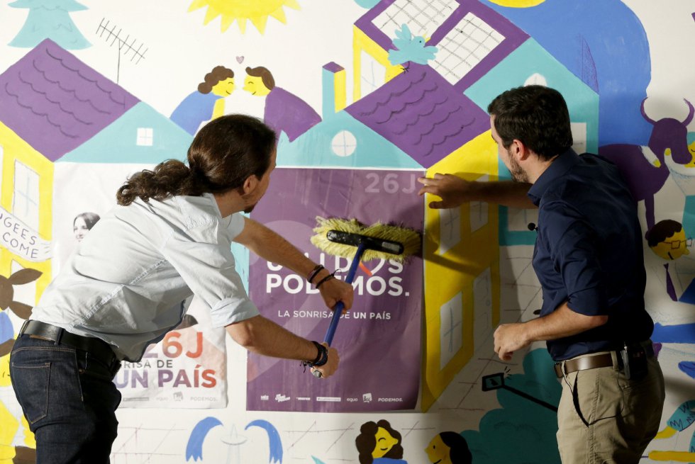 El candidato de Unidos Podemos a la Presidencia del Gobierno, Pablo Iglesias, junto al coordinador de IU, Alberto Garzón, durante el acto de inicio de la campaña electoral. El candidato de Unidos Podemos a la Presidencia del Gobierno, Pablo Iglesias, junto al coordinador de IU, Alberto Garzón, durante el acto de inicio de la campaña electoral.