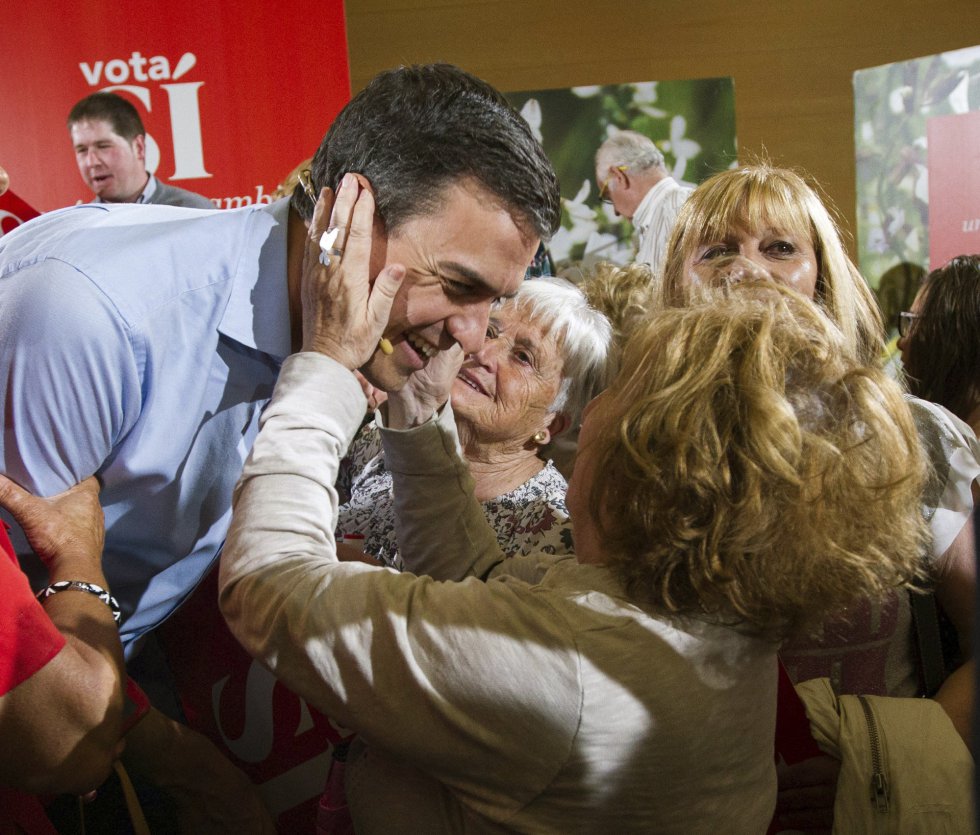 Simpatizantes del PSOE de Logroño saludan al candidato socialista a la Presidencia del Gobierno, Pedro Sánchez. Simpatizantes del PSOE de Logroño saludan al candidato socialista a la Presidencia del Gobierno, Pedro Sánchez.