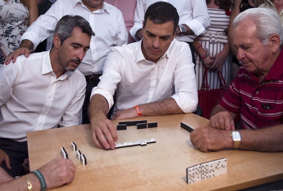 El líder del PSOE, Pedro Sánchez, durante una partida de dominó con los mayores del centro de Anica Torres de Benalmádena (Málaga). El líder del PSOE, Pedro Sánchez, durante una partida de dominó con los mayores del centro de Anica Torres de Benalmádena (Málaga).