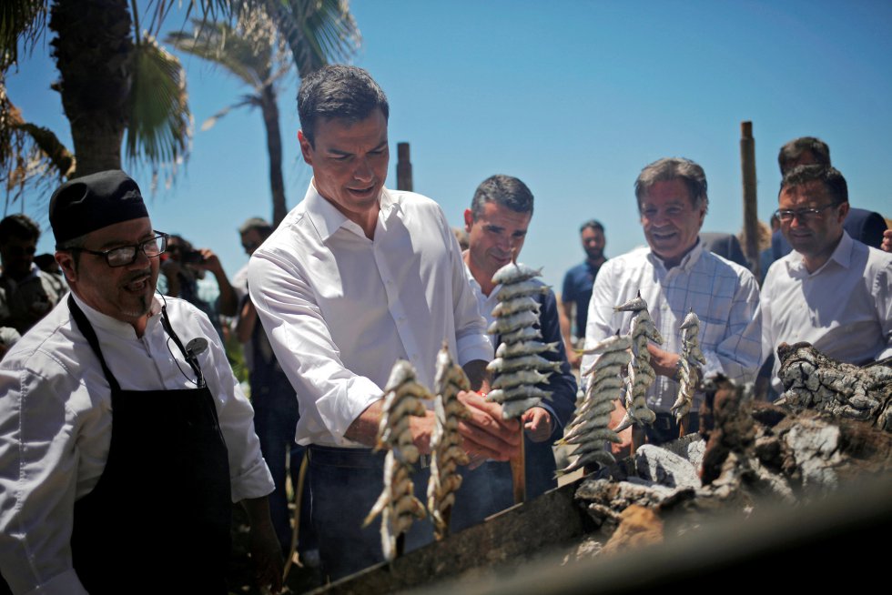 Pedro Sánchez preparando espetos de sardinas en la ciudad de Marbella durante su campaña eñectoral. Pedro Sánchez preparando espetos de sardinas en la ciudad de Marbella durante su campaña eñectoral.
