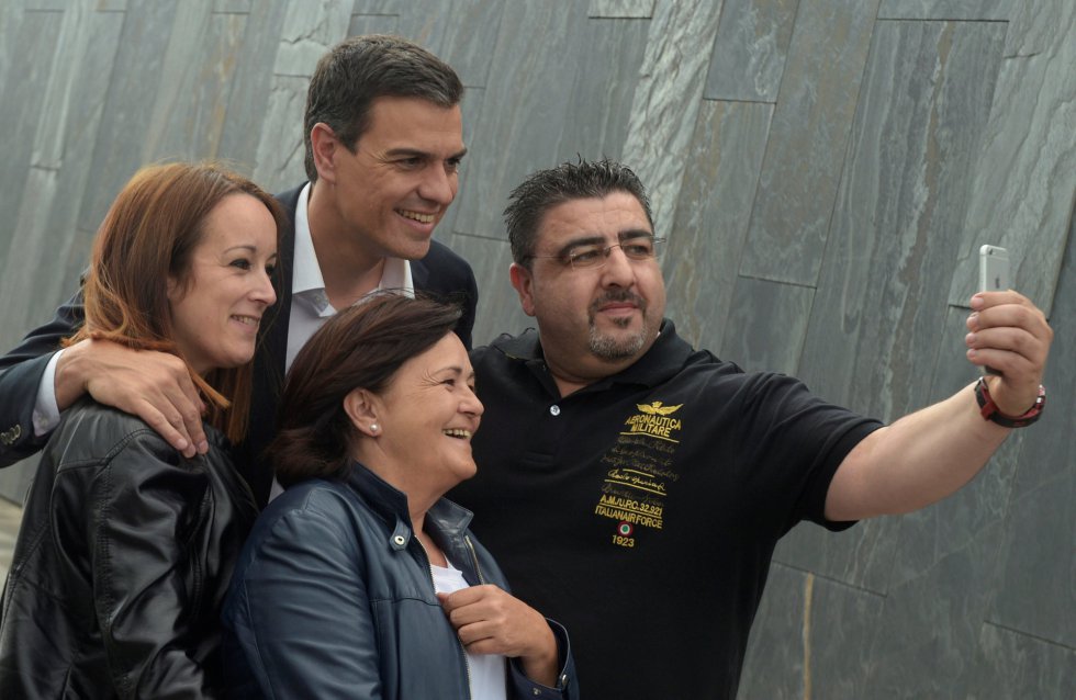 El líder del PSOE, Pedro Sánchez, tomándose un 'selfie' durante su campaña electoral. El líder del PSOE, Pedro Sánchez, tomándose un 'selfie' durante su campaña electoral.