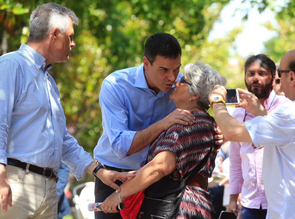 El secretario general del PSOE, Pedro Sánchez, saluda a una vecina durante la visita realizada a la localidad madrileña de Móstoles. El secretario general del PSOE, Pedro Sánchez, saluda a una vecina durante la visita realizada a la localidad madrileña de Móstoles.