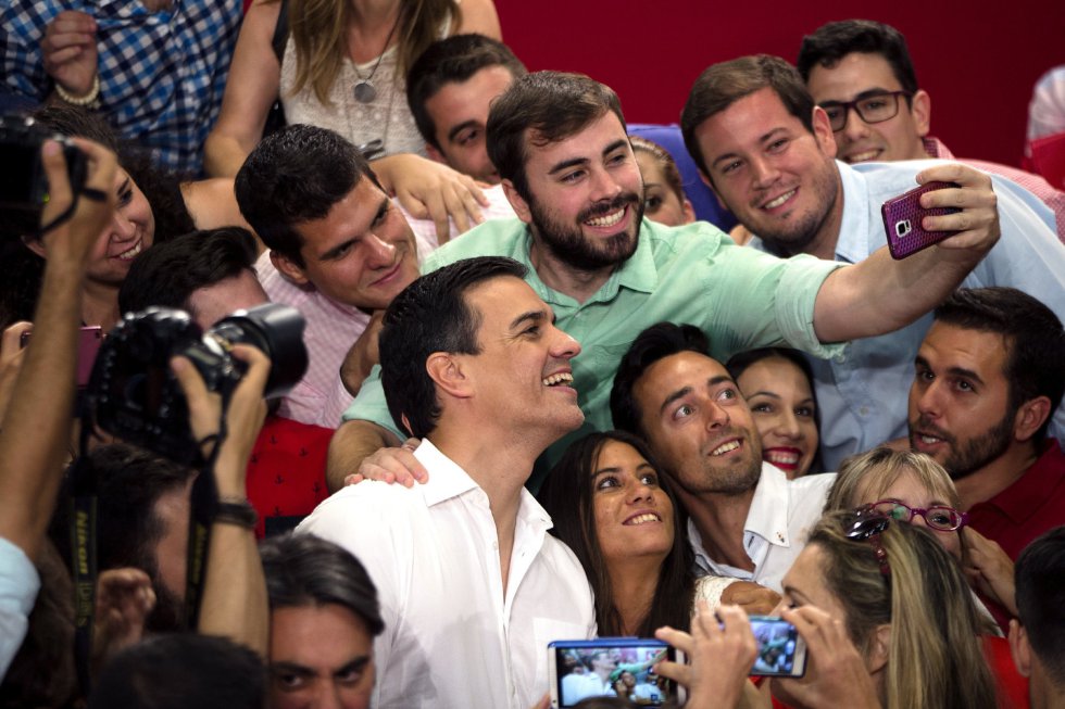 El secretario general del PSOE, Pedro Sánchez, se hace un 'selfie' en su intervención en el mitin en la Universidad de Derecho en Málaga. El secretario general del PSOE, Pedro Sánchez, se hace un 'selfie' en su intervención en el mitin en la Universidad de Derecho en Málaga.