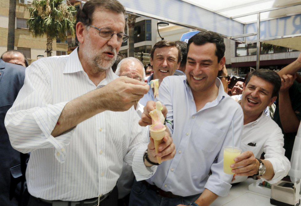El líder del Partido Popular, Mariano Rajoy, se toma un helado frente al Ayuntamiento de Adra (Almería). El líder del Partido Popular, Mariano Rajoy, se toma un helado frente al Ayuntamiento de Adra (Almería).