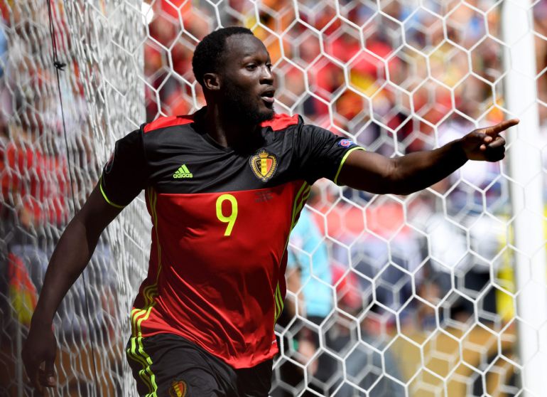 El delantero de Bélgica, Romelu Lukaku, celebra uno de sus dos goles ante Irlanda. El delantero de Bélgica, Romelu Lukaku, celebra uno de sus dos goles ante Irlanda.